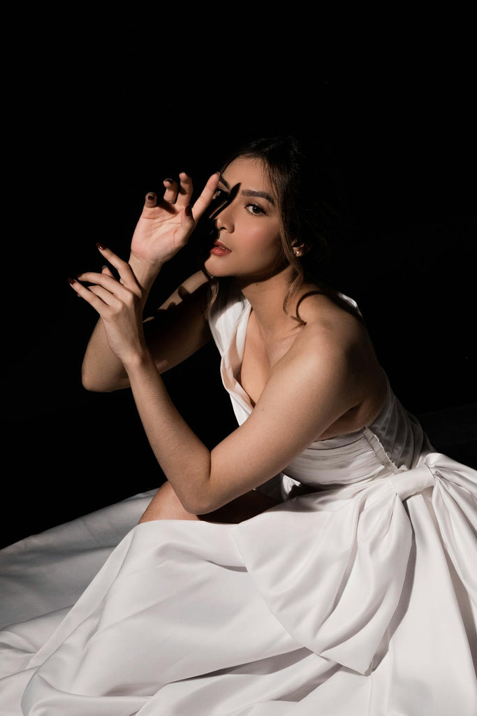 Associer bijoux en bois et robe satin pour un look écoresponsable