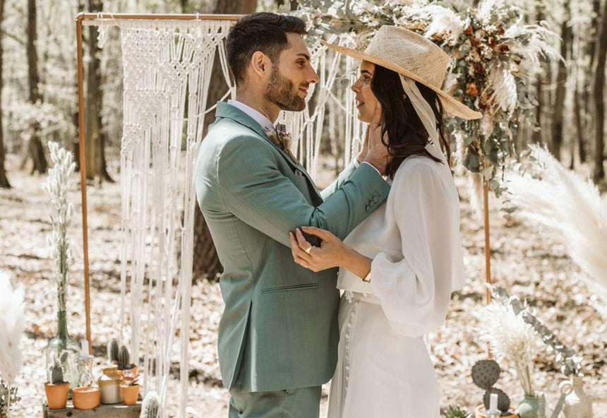 Comment porter des accessoires en bois à un mariage bohème chic ?